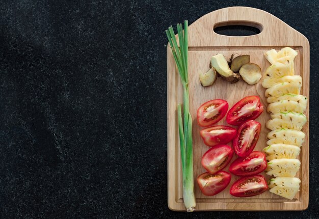 Ingredientes para salsa agridulce. Tomates, piña, limoncillo y jengibre