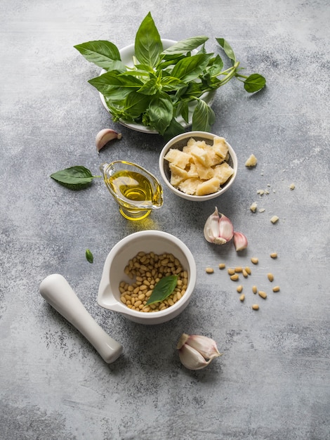 Ingredientes para salsa de pesto. Albahaca verde, ajo, piñones, parmesano y aceite de oliva.