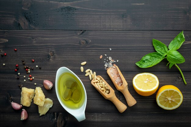 Los ingredientes para la salsa verde del pesto en fondo de madera oscuro.