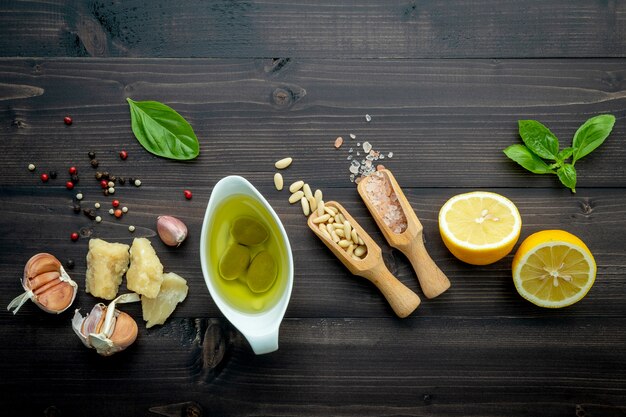 Los ingredientes para la salsa verde del pesto en fondo de madera oscuro.