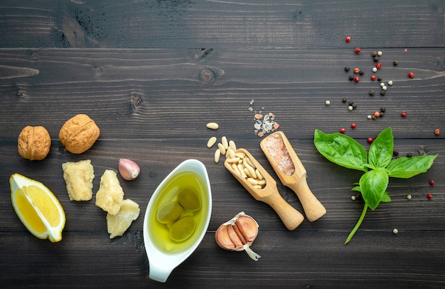 Los ingredientes para la salsa verde del pesto en fondo de madera oscuro.