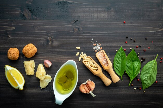 Los ingredientes para la salsa verde del pesto en fondo de madera oscuro.