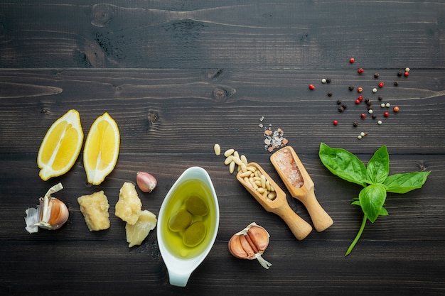 Los ingredientes para la salsa verde del pesto en fondo de madera oscuro.