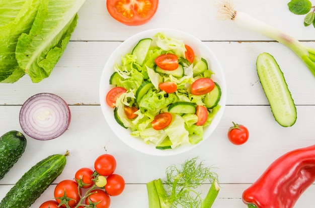 Ingredientes saludables de una ensalada