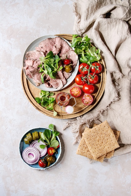 Ingredientes para sándwiches de carne.