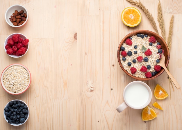 Ingredientes sanos del desayuno en la tabla de madera, concepto sano de la comida