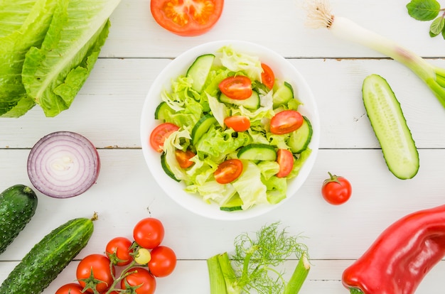 Ingredientes saudáveis incluídos em uma salada