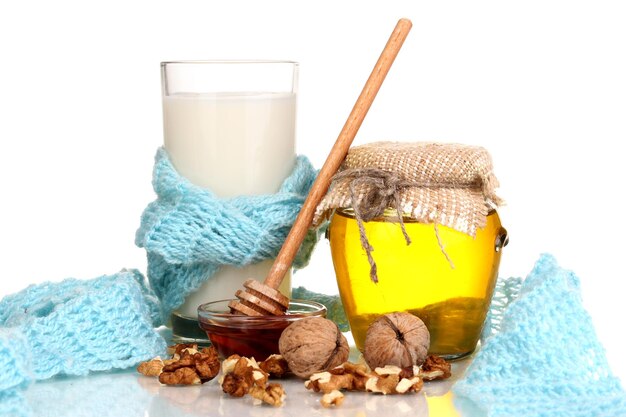 Ingredientes saudáveis para fortalecer a imunidade no cachecol quente isolado em branco