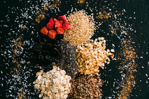 Foto ingredientes secos para um mingau em um prato preto