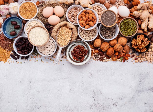 Ingredientes para la selección de alimentos saludables. El concepto de superalimentos establecido sobre fondo de hormigón en mal estado blanco con espacio de copia.