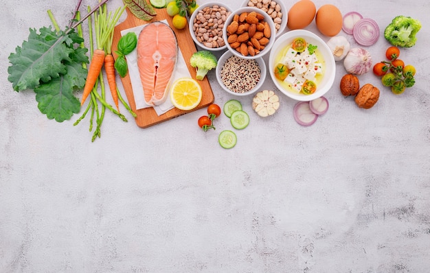 ingredientes para la selección de alimentos saludables sobre fondo de hormigón blanco.