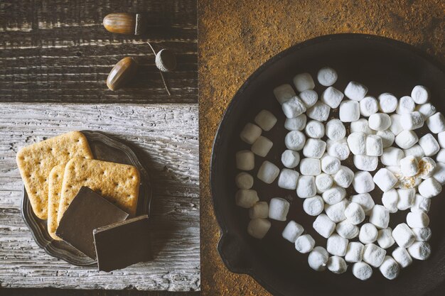 Ingredientes para los smores en los diferentes fondos vista superior