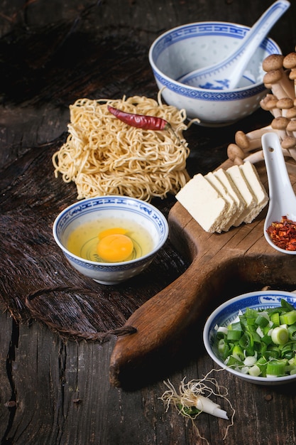 Ingredientes para sopa asiática de ramen