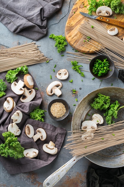 Ingredientes de sopa de fideos soba de trigo sarraceno para comida japonesa china asiática