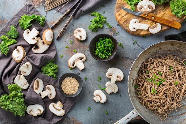 Ingredientes de sopa de fideos soba de trigo sarraceno para comida japonesa china asiática