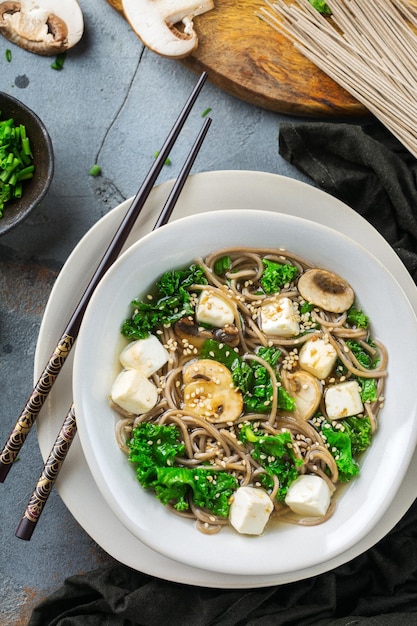 Ingredientes de sopa de fideos soba de trigo sarraceno para comida japonesa china asiática