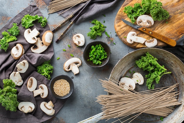 Ingredientes de sopa de fideos soba de trigo sarraceno para comida vietnamita coreana china japonesa asiática Vista superior fondo de cocina plano de cocina