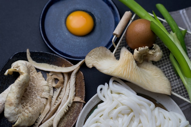 Los ingredientes de la sopa de fideos Udon.