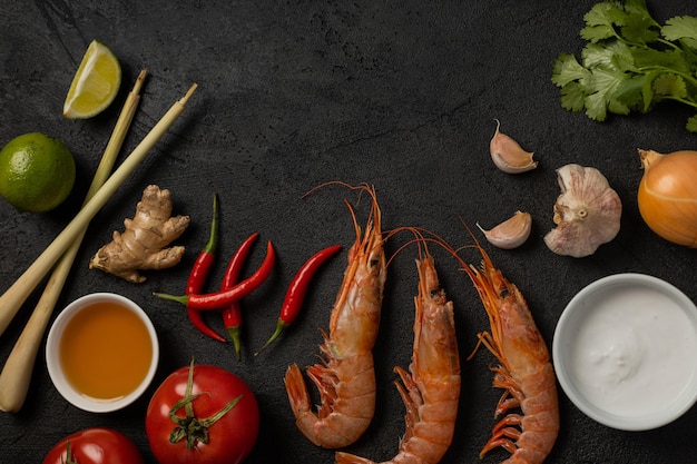 Ingredientes de sopa Tom yum sobre fondo negro