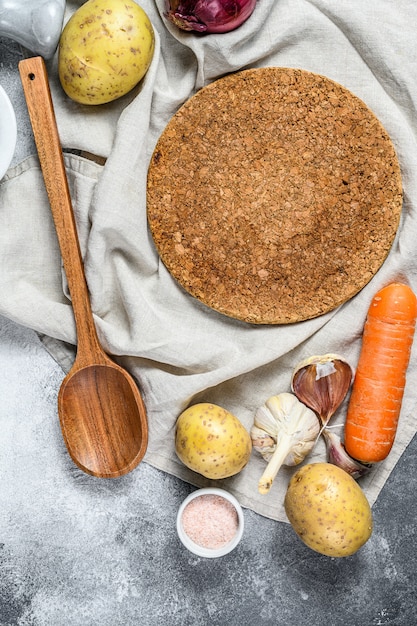 Ingredientes para sopa, verduras y especias.