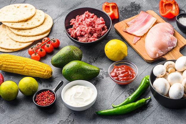 Ingredientes para tacos de cocina casera con verduras y pollo carne de res y cerdo, maíz, champiñones