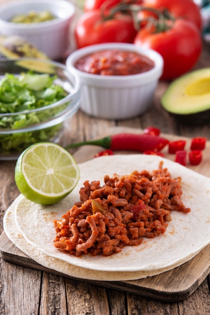 Ingredientes de tacos mexicanos en la mesa de madera