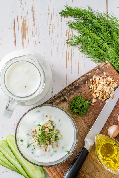 Ingredientes de Tarator en el fondo de madera blanco