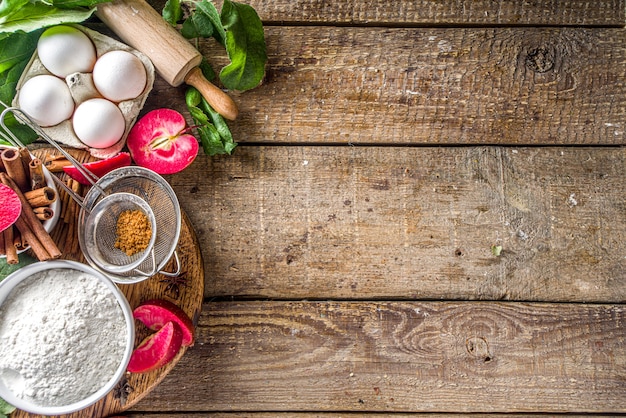 Ingredientes de la tarta de manzana en la mesa de madera