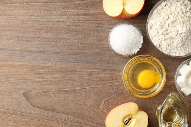 Ingredientes para tarta o bizcocho en mesa de madera