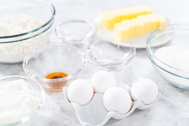 Ingredientes en tazones de vidrio para hornear bundt cake del 4 de julio con estrellas de chocolate