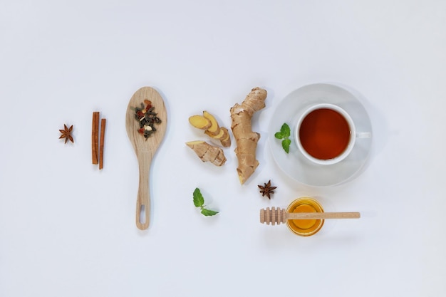 Ingredientes para el té de hierbas de jengibre con miel de anís estrellado y anís Concepto de desintoxicación de alimentos saludables