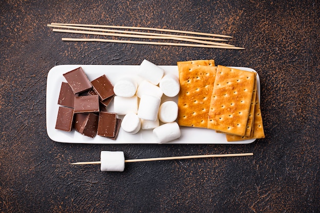 Ingredientes para tostar malvaviscos y s&#39;mores de cocina.