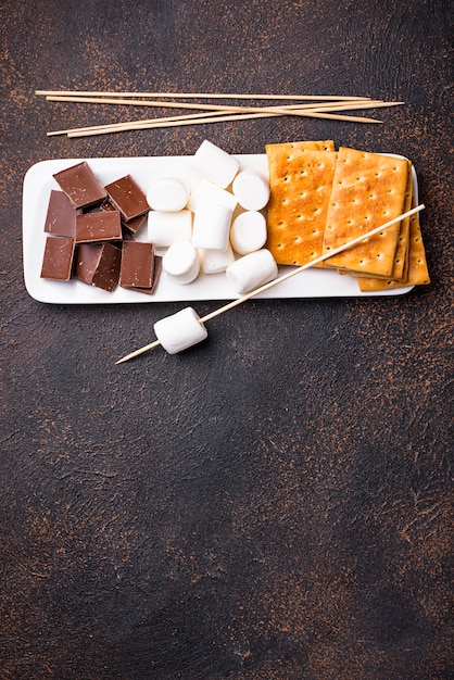 Ingredientes para tostar malvaviscos y s&#39;mores de cocina.