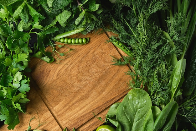 Ingredientes vegetais crus frescos para uma cozinha saudável com tábua de madeira rústica
