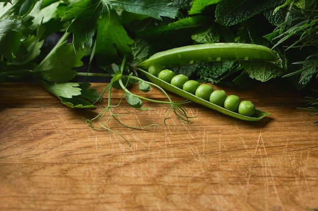 Ingredientes vegetais crus frescos para uma cozinha saudável com tábua de madeira rústica