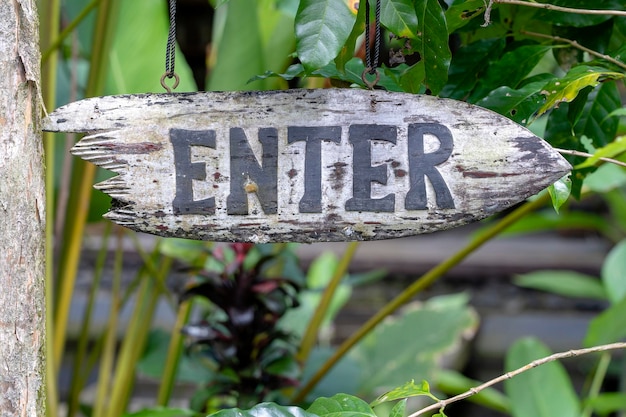 Ingrese texto en una tabla de madera en una selva tropical de la isla tropical de Bali Indonesia Ingrese la inscripción de letrero de madera en los trópicos asiáticos