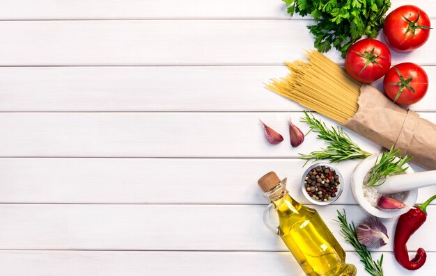 Foto ingridients orgánicos frescos, espaguetis de pasta de recetas italianas