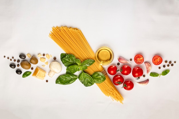 ingridients para cozinhar macarrão no espaço em branco