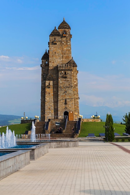 Ingushetia Magas 27 de junio de 2018 parque conmemorativo de la gloria con edificio histórico editorial