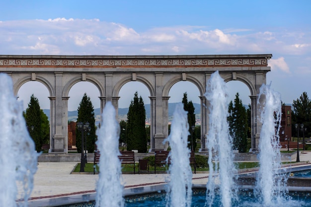 Ingushetia Magas 27 de junio de 2018 parque conmemorativo de la gloria con edificio histórico editorial