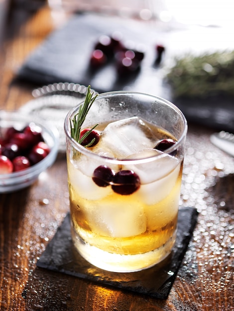 Ingwer-Cranberry-Cocktail mit Rosmarin