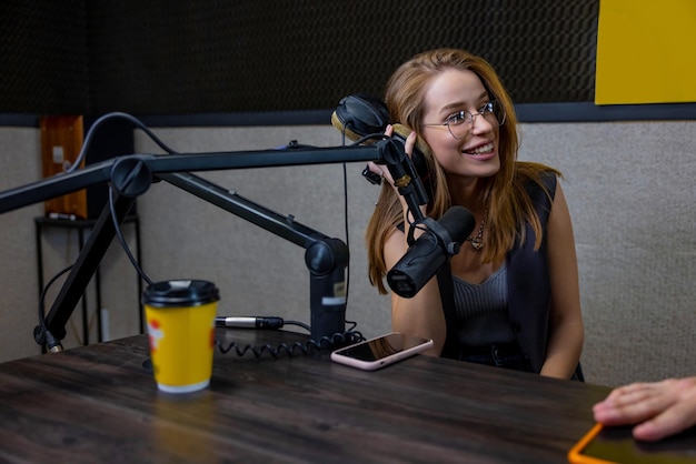 Ingwer lächelnde junge Frau im Radiostudio