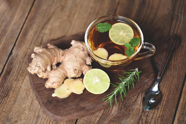 Ingwer und Zitrone frischer Cocktail, heißer Ingwersaft im Glas und Scheiben Ingwerwurzelkräutersafttee