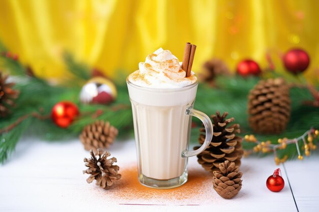 Ingwerbrot-Latte in einem festlichen Ferienbecher mit Kiefernkegel um ihn herum