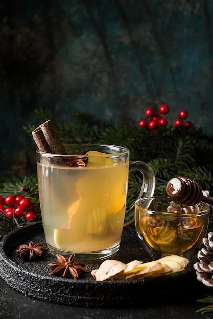 Ingwergetränk in Glasschale mit Weihnachtsschmuck