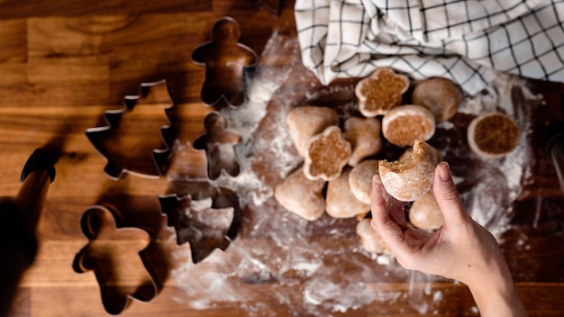 Ingwerkekse auf Holztisch. Gemütliche Hausmannskost. Backen zu Hause.