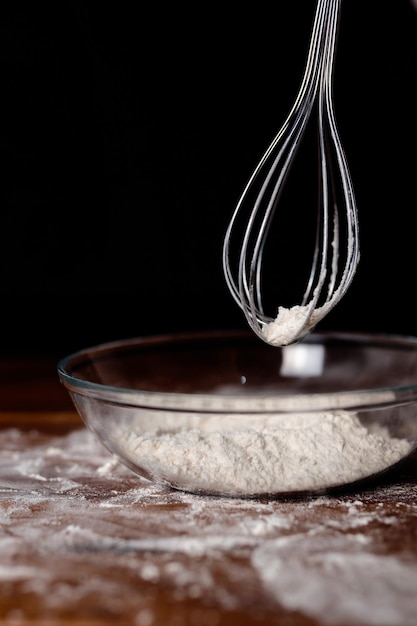 Ingwerkekse auf Holztisch. Gemütliche Hausmannskost. Backen zu Hause.