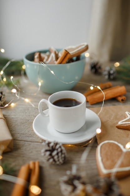 Ingwerplätzchen, Kaffee, Draufsicht, Weihnachtstisch, natürlicher Hintergrund