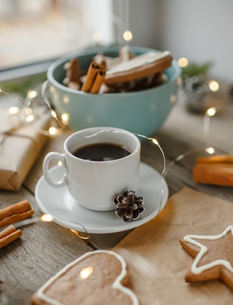 Ingwerplätzchen, Kaffee, Draufsicht, Weihnachtstisch, natürlicher Hintergrund