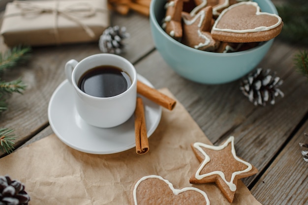 Ingwerplätzchen, Kaffee, Draufsicht, Weihnachtstisch, natürlicher Hintergrund